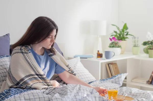 Doente Menina Adolescente Com Chá Cama Quarto Branco — Fotografia de Stock