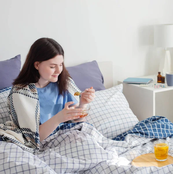 Hasta Genç Kız Ballı Beyaz Odada Yatağında Çay — Stok fotoğraf