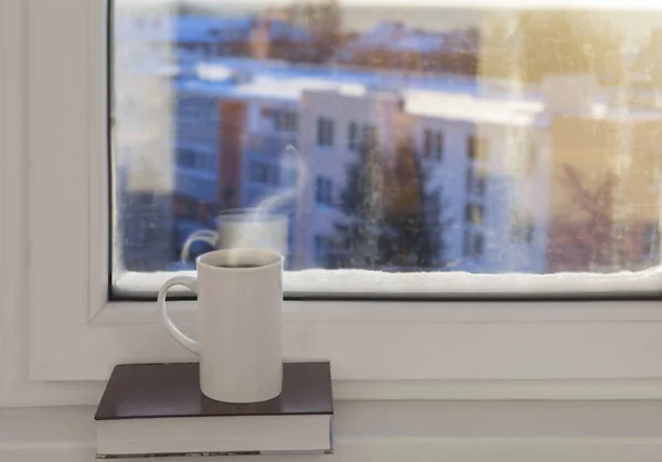 Filiżanka Kawy Parapecie Zimie — Zdjęcie stockowe