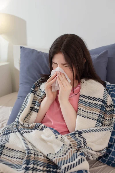 Menina Com Corrimento Nasal Cama — Fotografia de Stock