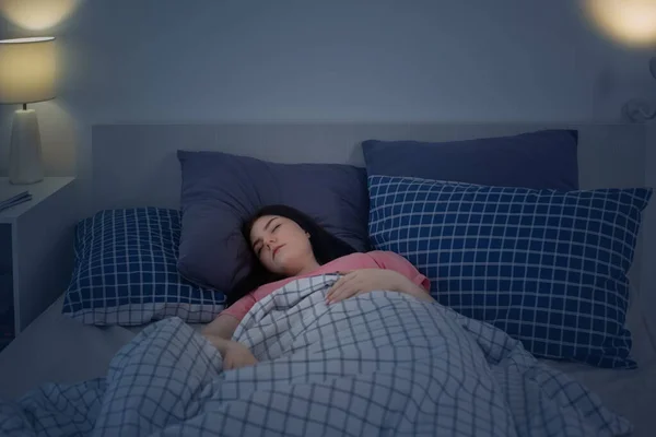 Κοιμάται Νεαρή Μελαχρινή Κοπέλα Στο Κρεβάτι Νύχτα — Φωτογραφία Αρχείου