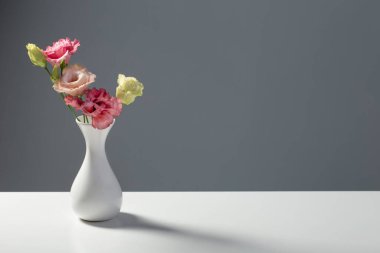 Karanlık arka planda bir buket mutluluk.