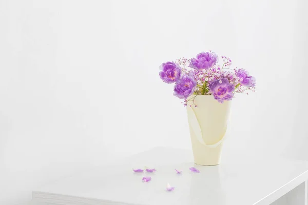 Bouquet Tulipani Rosa Gypsophila Tavolo Bianco — Foto Stock