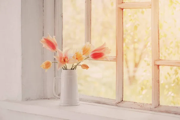 Hermosos Tulipanes Jarrón Alféizar Ventana Blanca —  Fotos de Stock