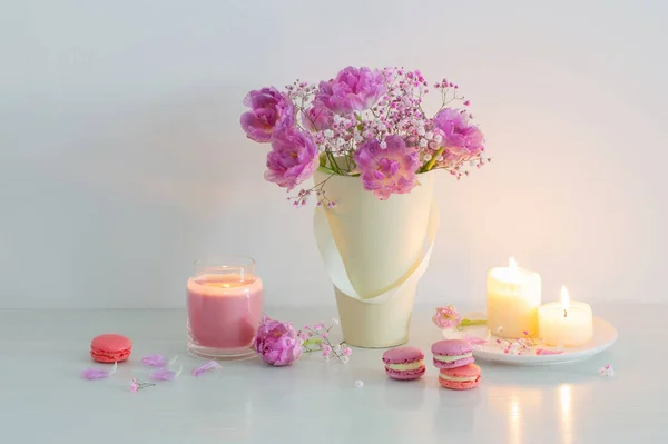 Ramo Flores Rosadas Primavera Velas Encendidas Mesa Blanca — Foto de Stock