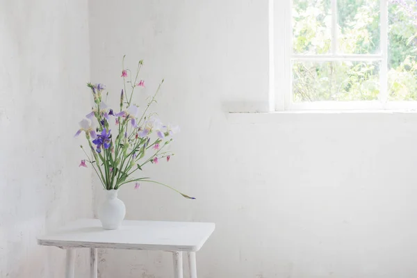 Bloemen Witte Vaas Wit Vintage Interieur — Stockfoto