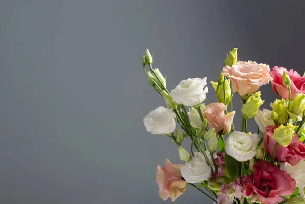 暗い背景の下でのユースタシアの花束 — ストック写真