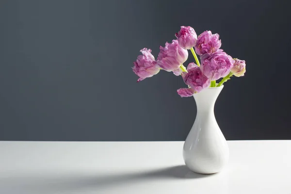 Фіолетові Тюльпани Білій Вазі Фоні Сірої Стіни — стокове фото