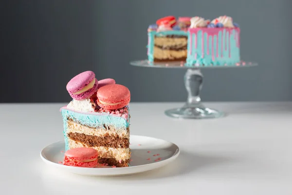 白色桌子上有粉色和蓝色装饰的蛋糕 — 图库照片