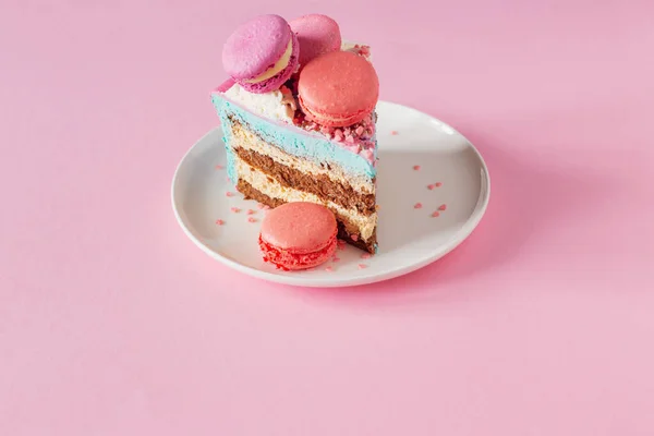 Morceau Gâteau Avec Décor Rose Bleu Sur Plaque Blanche Sur — Photo