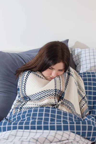 Hasta Kız Battaniyeli Yatak Odasında Yastıklı — Stok fotoğraf