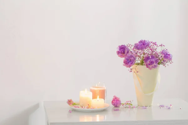 Букет Розовых Весенних Цветов Горящих Свечей Белом Столе — стоковое фото