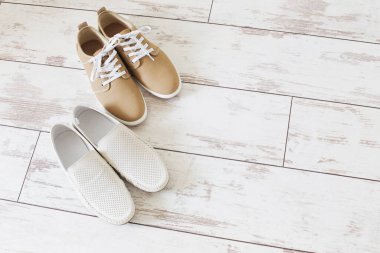 Erkekler yaz ayakkabılarını eski ahşap zeminde