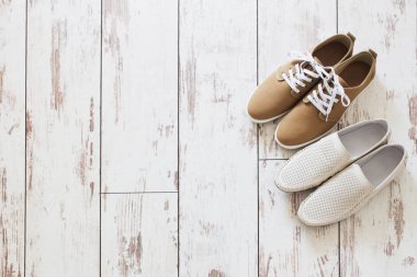 Erkekler yaz ayakkabılarını eski ahşap zeminde