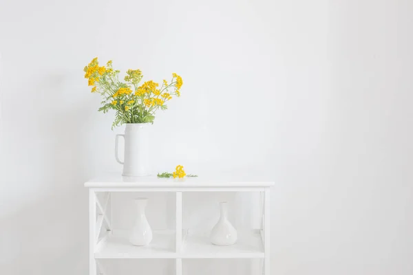 Жовті Дикі Літні Квіти Глечику Білому Вінтажному Інтер Єрі — стокове фото