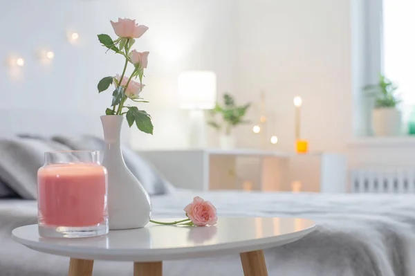 Pink Roses Vase Table Bedroom — Fotografia de Stock