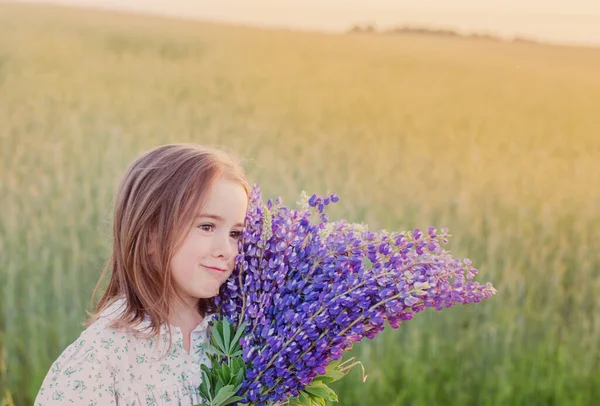 Vacker Liten Flicka Med Bukett Blommor Vid Solnedgången — Stockfoto