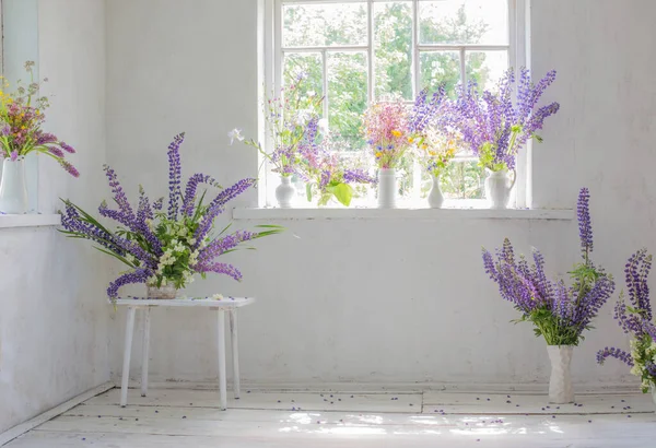 Interior Vintage Blanco Con Flores — Foto de Stock