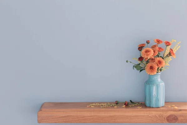 Crisantemi Arancioni Vaso Blu Mensola Legno Parete Sfondo — Foto Stock