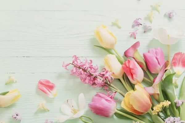 Lentebloemen Groene Houten Achtergrond — Stockfoto