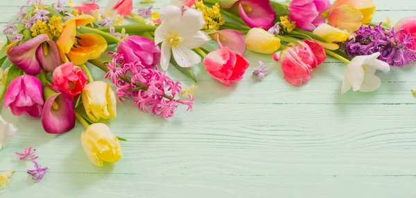 Flores Primavera Sobre Fondo Madera Verde — Foto de Stock