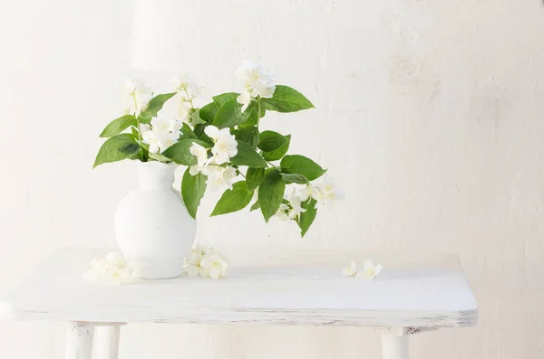 Γιασεμί Λουλούδια Κεραμικό Βάζο Λευκό Φόντο — Φωτογραφία Αρχείου