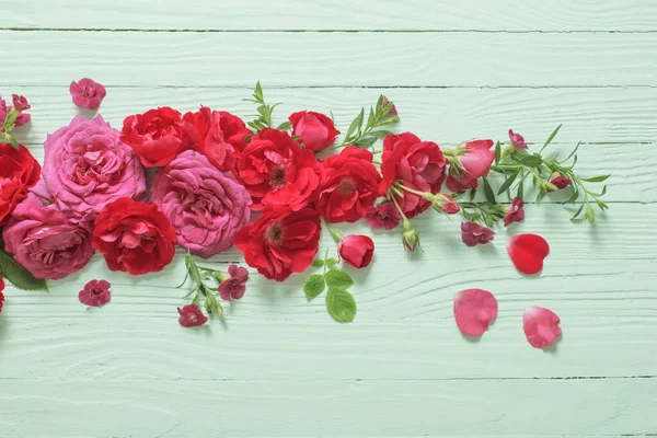 Różowe Czerwone Róże Zielonym Drewnianym Tle — Zdjęcie stockowe