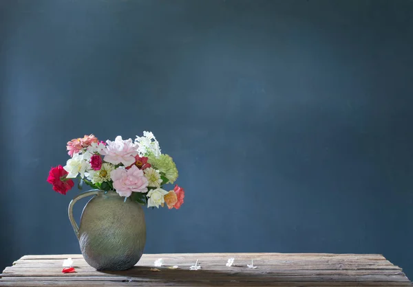 Zomerbloemen Keramische Kruik Houten Tafel Blauwe Achtergrond — Stockfoto