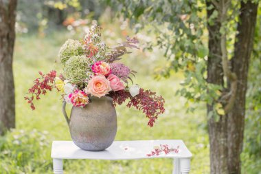 Bahçedeki ahşap rafta güzel bir buket