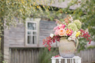Bahçedeki ahşap rafta güzel bir buket