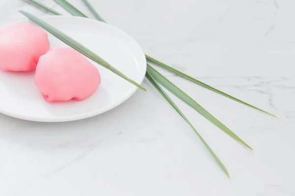 白色大理石桌上的日本甜食莫奇 — 图库照片