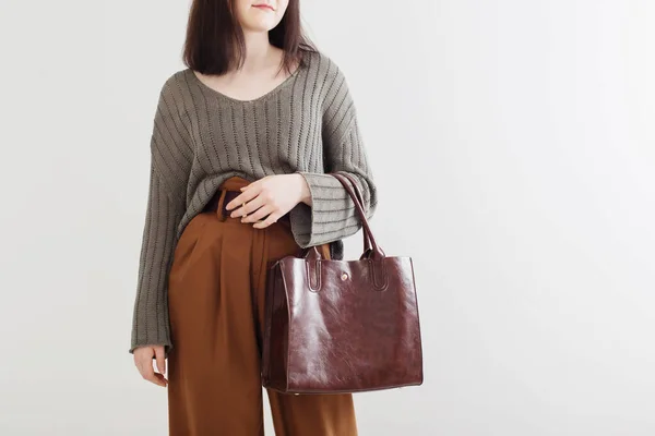 Fille Vêtements Modernes Avec Sac Main Sur Fond Blanc — Photo