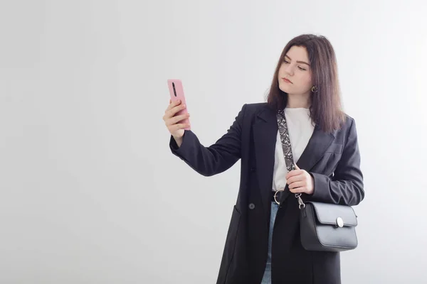 Chica Joven Con Teléfono Móvil Sobre Fondo Blanco —  Fotos de Stock