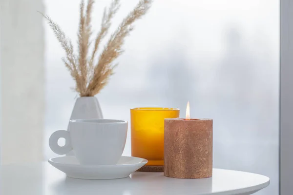 Kopje Koffie Met Brandende Kaarsen Witte Tafel Door Venster Winter — Stockfoto