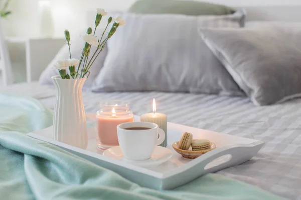 Kopje Koffie Houten Dienblad Bed Met Bloemen Kaarsen — Stockfoto