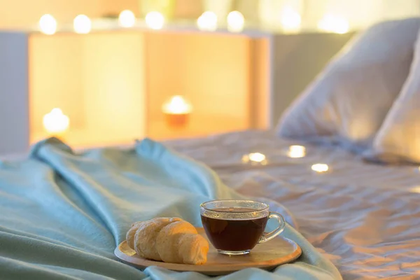 Cup Coffee Croissant Bed Evening — Stockfoto