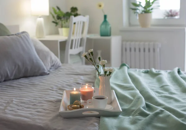 Cup Coffee Wooden Tray Bed Flowers Candles — Fotografia de Stock