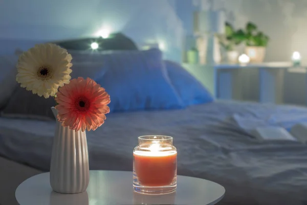Beyaz Vazodaki Gerberler Gece Yatak Odasında Yanan Mumlar — Stok fotoğraf