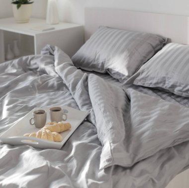 İki kruvasan ve iki fincan kahve.