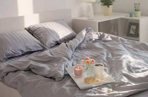 Cup Coffee Croissant Pink Roses Bed Bedroom — Stockfoto