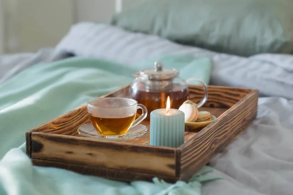 Thee Houten Dienblad Bed Thuis — Stockfoto