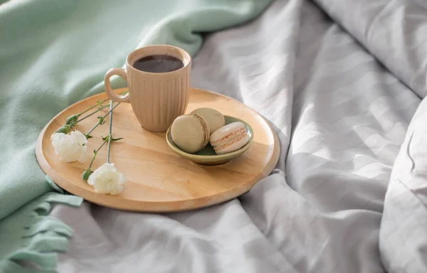 Tasse Kaffee Auf Holztablett Auf Dem Bett Sonnenlicht — Stockfoto