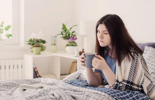 Menina Adolescente Doente Com Xícara Chá Cama Quarto Branco — Fotografia de Stock