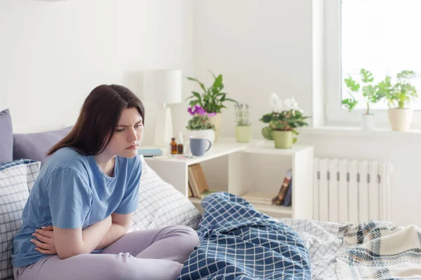 Adolescente Chica Con Dolor Estómago Cama — Foto de Stock