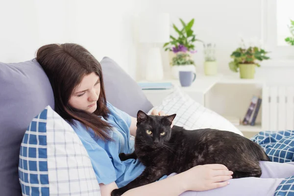 Feliz Adolescente Chica Con Negro Gato Blanco Dormitorio — Foto de Stock
