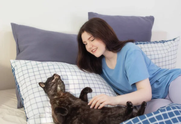 Ευτυχισμένη Έφηβος Κορίτσι Μαύρη Γάτα Λευκό Υπνοδωμάτιο — Φωτογραφία Αρχείου