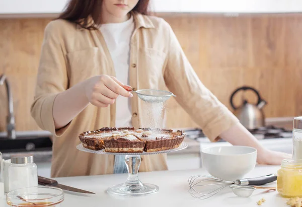 Έφηβος Κορίτσι Μαγείρεμα Καρύδια Πίτα Στην Κουζίνα — Φωτογραφία Αρχείου