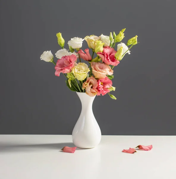 Bouquet Eustomie Sur Fond Sombre — Photo