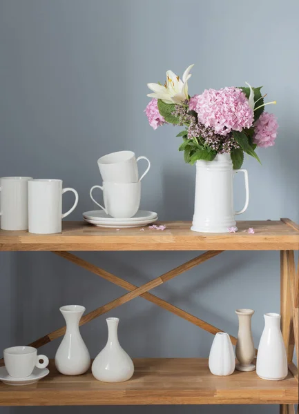 White Cups Flowers Vase Wooden Shelf Gray Background — Stock Photo, Image