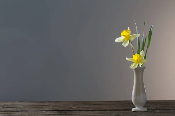 Narciso Amarillo Jarrón Sobre Mesa Madera Sobre Fondo Oscuro — Foto de Stock